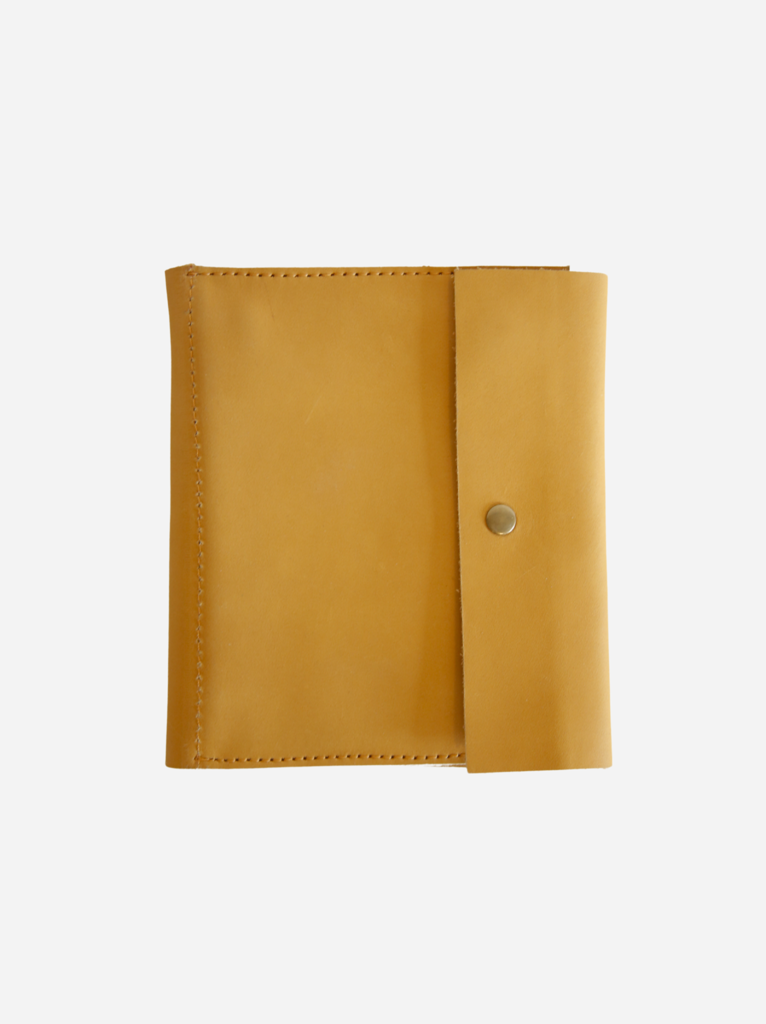 A yellow jewelry snap case made of leather, with a front flap and a metal snap closure. #Color_Cognac
